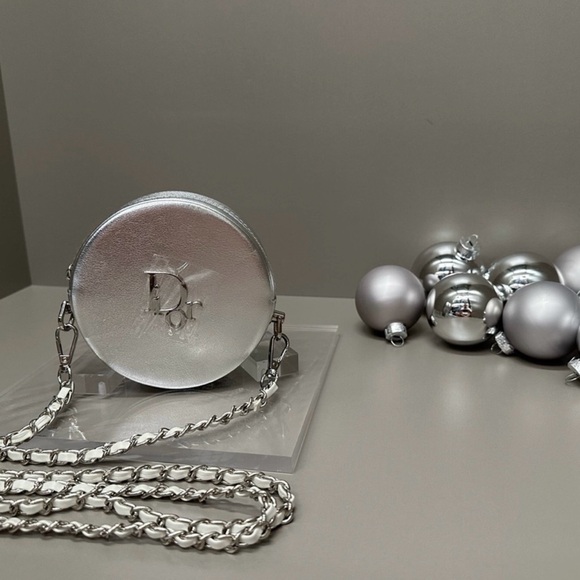 π₯DIOR MAKEUP POUCH IN SILVER METALLIC ON A SILVER AND WHITE CHAIN NWOT. - Picture 5 of 6